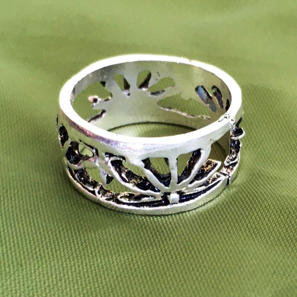 Vintage Carved Silver Abstract Weed Leaf Ring